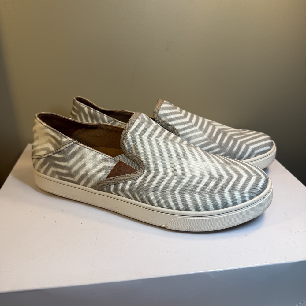 OluKai Pehuea Pa'i Women's Slip On Shoes Grey White Chevron Size 11 Comfort Flat